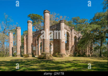 Alten Kirchenruine Sheldon, ursprünglich bekannt als Prinz William Parish Church, unter majestätischen Eichen und vereinzelte Gräber, South Carolina, USA Stockfoto