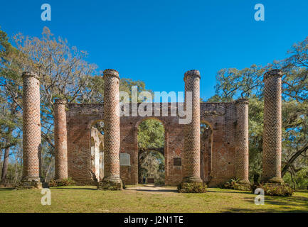 Alten Kirchenruine Sheldon, ursprünglich bekannt als Prinz William Parish Church, unter majestätischen Eichen und vereinzelte Gräber, South Carolina, USA Stockfoto