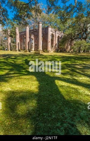 Alten Kirchenruine Sheldon, ursprünglich bekannt als Prinz William Parish Church, unter majestätischen Eichen und vereinzelte Gräber, South Carolina, USA Stockfoto