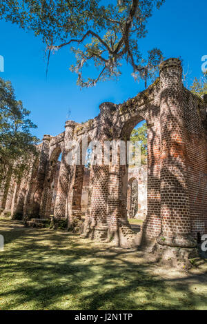 Alten Kirchenruine Sheldon, ursprünglich bekannt als Prinz William Parish Church, unter majestätischen Eichen und vereinzelte Gräber, South Carolina, USA Stockfoto