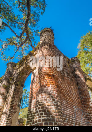 Alten Kirchenruine Sheldon, ursprünglich bekannt als Prinz William Parish Church, unter majestätischen Eichen und vereinzelte Gräber, South Carolina, USA Stockfoto