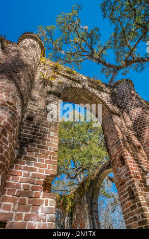 Alten Kirchenruine Sheldon, ursprünglich bekannt als Prinz William Parish Church, unter majestätischen Eichen und vereinzelte Gräber, South Carolina, USA Stockfoto