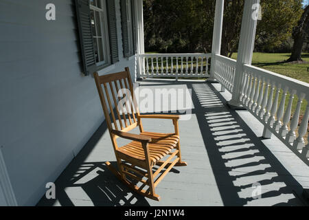 Typische tiefen Süden-Feeling: ein Rocker auf einer sonnigen Terrasse in James Island, South Carolina, USA Stockfoto