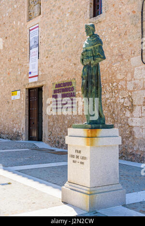 Fray Luis de León Statue außerhalb Archivo Histórico Provincial, ursprünglich eine Burg und einst als Gefängnis, Cuenca, Castilla La Mancha, Spanien Stockfoto