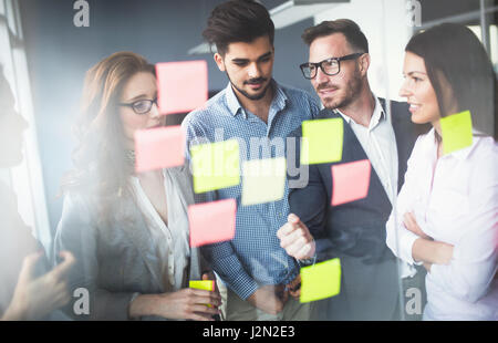 Kreative professionelle Geschäftsleute auf Business-Projekt im Büro Stockfoto