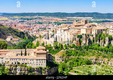 Die Klippe Top Gebäude von Cuenca einschließlich Convento de San Pablo, jetzt das Parador de Cuenca, mit Blick auf die Neustadt, Castilla La Mancha, Spanien Stockfoto