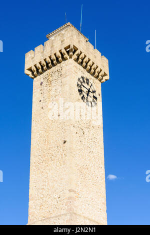 Detail der Turm von Mangana und überdachte Ausgrabungsstätte in Plaza de Mangana, Cuenca, Castilla La Mancha, Spanien Stockfoto