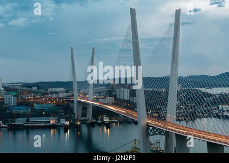 Die Brücke über Zolotoy Rog (Goldenes Horn) Bay in Wladiwostok, Russland. Stockfoto