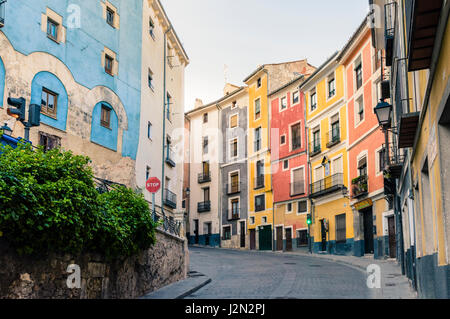 Abendlicht senkt sich auf die farbenfrohen Häuser Calle Mosen Diego de Valera und Alfonso VIII Straße, Cuenca, Castilla La Mancha, Spanien Stockfoto