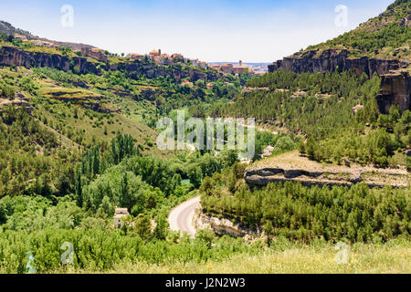 Blick über den Júcar-Schlucht in Richtung der Klippe mittelalterlichen Stadt Cuenca, Castilla La Mancha, Spanien Stockfoto