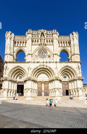 Touristen in Plaza Mayor außerhalb der Kathedrale Santa María de Gracia, Cuenca, Castilla La Mancha, Spanien Stockfoto