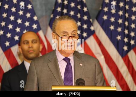 U.S. Senat Minority Leader Chuck Schumer schließt sich Demokraten, über Präsident Donald Trump ersten 100 Tage im Amt während einer Pressekonferenz auf dem Capitol Hill 28. April 2017 in Washington, DC zu sprechen. Stockfoto