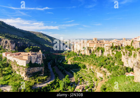 Die Klippe oben mittelalterliche Stadt Cuenca einschließlich Convento de San Pablo, jetzt das Parador de Cuenca, Castilla La Mancha, Spanien Stockfoto