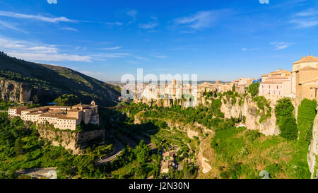 Die Klippe oben mittelalterliche Stadt Cuenca einschließlich Convento de San Pablo, jetzt das Parador de Cuenca, Castilla La Mancha, Spanien Stockfoto