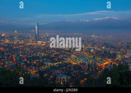 Skyline von Santiago in der Nacht mit der höchsten Wolkenkratzer von lateinischem Amerika, Chile. Stockfoto