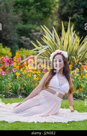 Philippinische Model südostasiatischen Schönheit mit einem lokalen Park als Kulisse, UK. Stockfoto