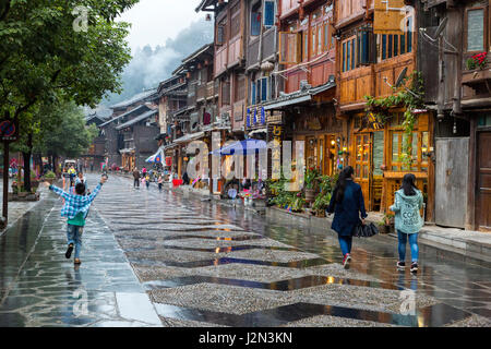 Zhaoxing, Guizhou, China, ein Dong Minderheit Dorf.  Neue Straße mit Läden für Touristen. Stockfoto