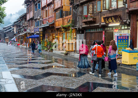 Zhaoxing, Guizhou, China, ein Dong Minderheit Dorf.  Neue Straße mit Läden für Touristen. Stockfoto