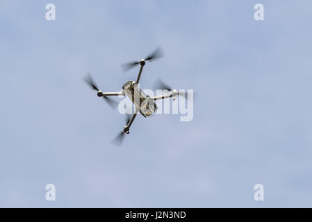 Kiew, Ukraine - 29. April 2017: Drone Quadrocopter DJI Mavic Pro Flug vor dem Hintergrund des Himmels. Sicheres Werkzeug für Luftbild und Video. Stockfoto