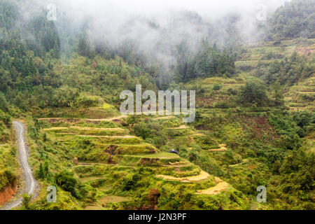 Guizhou, China.  Terrassenförmig angelegt, Landwirtschaft zwischen Zhaoxing und Kaili, nach der Reisernte. Stockfoto