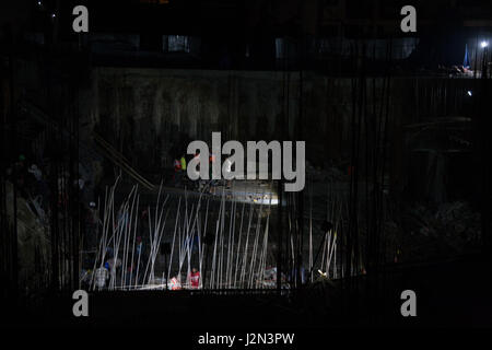Nachtarbeit von Flutlicht auf einer Baustelle in Patan, Kathmandu, Nepal Stockfoto