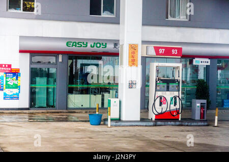 Guizhou, China, zwischen Zhaoxing und Kaili.  Tankstelle mit Shop Erfrischung. Stockfoto