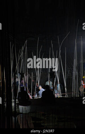 Nachtarbeit von Flutlicht auf einer Baustelle in Patan, Kathmandu, Nepal Stockfoto