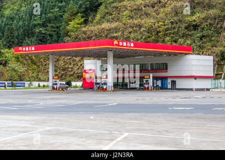 Guizhou, China, zwischen Zhaoxing und Kaili.  Tankstelle mit Shop Erfrischung. Stockfoto