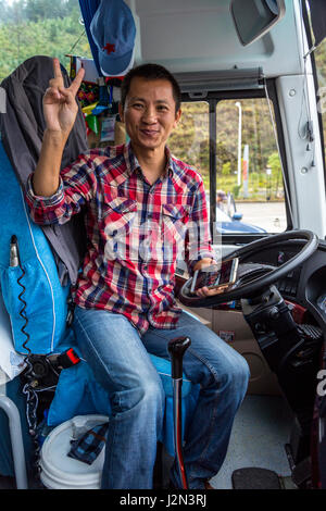 Guizhou, China, zwischen Zhaoxing und Kaili.  Chinesische Tour-Bus-Treiber. Stockfoto