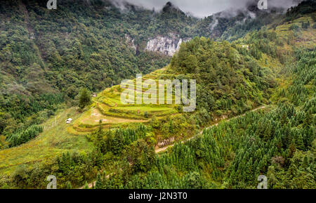 Guizhou, China.  Terrassenförmig angelegt, Landwirtschaft zwischen zwischen Zhaoxing und Kaili, nach der Reisernte. Stockfoto