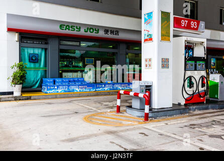 Guizhou, China, zwischen Zhaoxing und Kaili.  Tankstelle mit Shop Erfrischung. Stockfoto