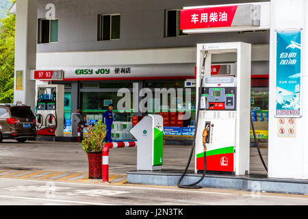 Guizhou, China, zwischen Zhaoxing und Kaili.  Tankstelle mit Shop Erfrischung. Stockfoto