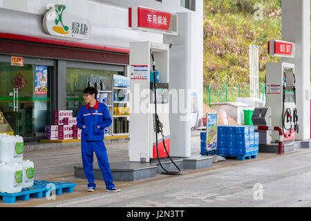 Guizhou, China, zwischen Zhaoxing und Kaili.  Tankstelle mit Shop Erfrischung. Stockfoto