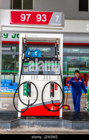 Guizhou, China, zwischen Zhaoxing und Kaili.  (Benzin) Gasförderpumpe an einer Tankstelle. Stockfoto