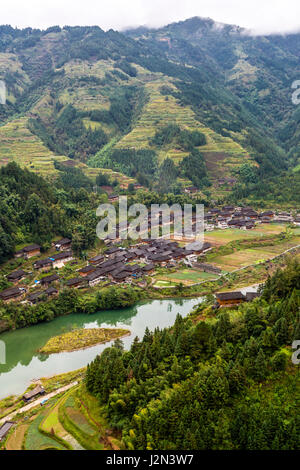 Guizhou, China.  Terrassenförmig angelegten Reisanbau auf den hängen über dem kleinen Dorf und Streams zwischen Zhaoxing und Kaili. Stockfoto
