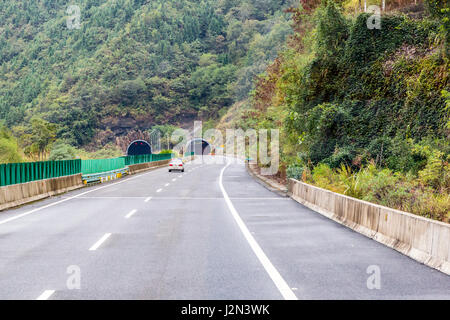 Guizhou, China, nähert sich Tunnel auf Major Autobahn zwischen Zhaoxing und Kaili. Stockfoto