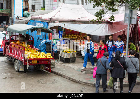 Kaili, Guizhou, China.  Obststand auf eine Downtown Street Ecke. Stockfoto