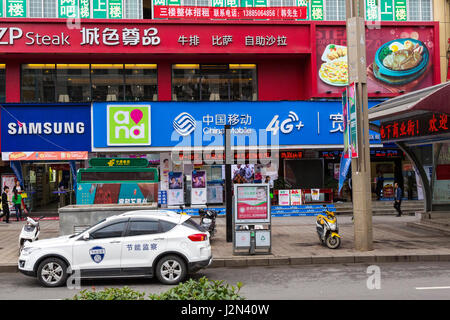 Kaili, Guizhou, China.  Straßenszene mit Geschäften und Läden. Stockfoto