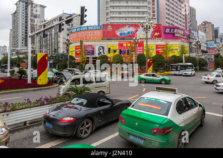Kaili, Guizhou, China.  Straßenverkehr an einer belebten Kreuzung. Stockfoto