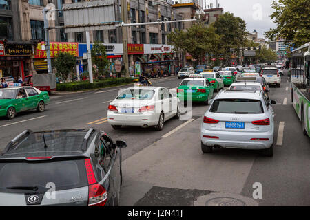 Kaili, Guizhou, China.  Mittags Verkehr auf einer Straße der Innenstadt. Stockfoto