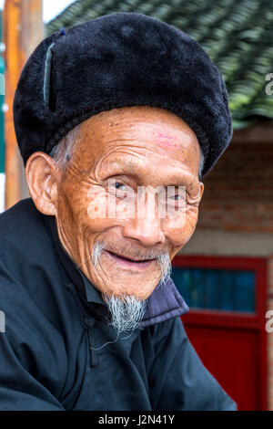 Matang, einem Gejia Dorf in Guizhou, China.  Alter Mann lächelnd. Stockfoto