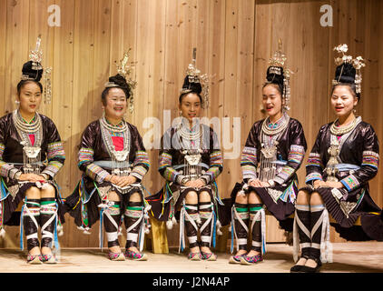 Zhaoxing, Guizhou, China.  Traditionelle musikalische Darbietung von Frauen der Dong ethnischen Minderheit. Stockfoto