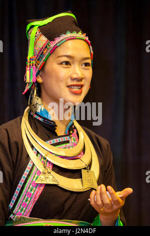 Zhaoxing, Guizhou, China.  Herrin der Zeremonien traditionelle musikalische Darbietung durch ein Dong ethnische Minderheit Folk-Gruppe kündigt. Stockfoto