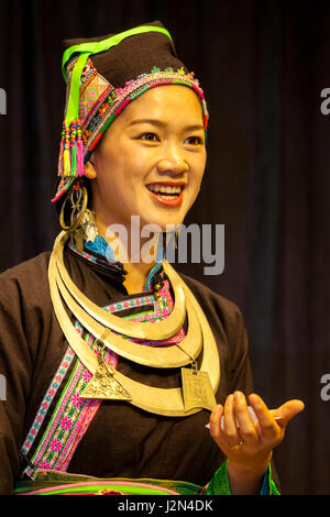 Zhaoxing, Guizhou, China.  Herrin der Zeremonien traditionelle musikalische Darbietung durch ein Dong ethnische Minderheit Folk-Gruppe kündigt. Stockfoto