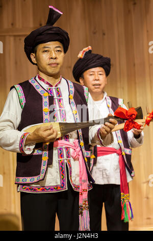 Zhaoxing, Guizhou, China.  Traditionelle musikalische Darbietung von den Mitgliedern der ethnischen Minderheit Dong. Stockfoto