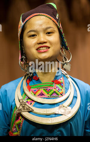 Zhaoxing, Guizhou, China.  Junge Frau der Dong ethnische Minderheit in eine traditionelle Musik-Performance. Stockfoto