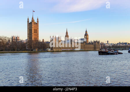 Blick auf den Turm von Big Ben und Parlament Gebäude über den Fluss Themse in Westminster, London. Foto aufgenommen am 21. März während Gebäude Stockfoto