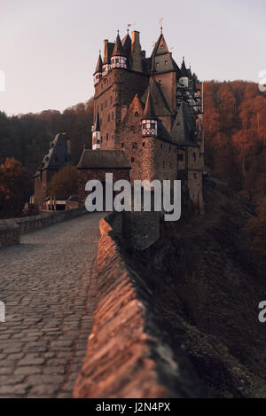 Burg Eltz ist eine mittelalterliche Burg, eingebettet in den Hügeln oberhalb der Mosel zwischen Koblenz und Trier, Deutschland. Es ist noch ein Zweig der Besitz der Stockfoto