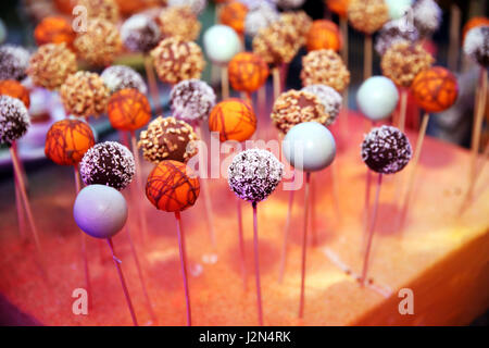 Dekorative verschiedene Kuchen pops auf Sticks zu verkaufen Stockfoto