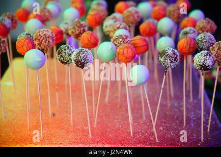 Verschiedene bunte süße Kugeln auf sticks Stockfoto